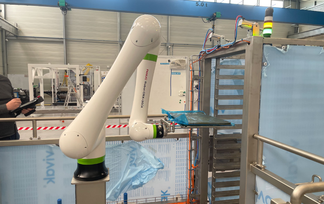 Cobot de déchargement de plateaux