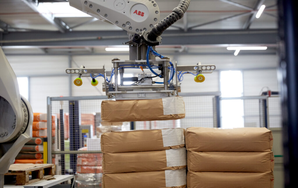 Paletisseurs en action dans un processus de conditionnement